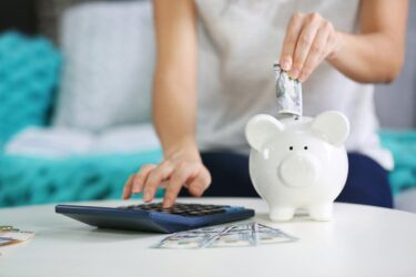 貯金と投資の割合はどれくらい？理想のバランスは年代で異なる！