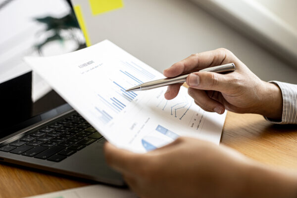 投資のポートフォリオを見直す男性