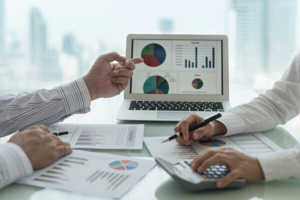 投資戦略を立てるファンドマネージャー