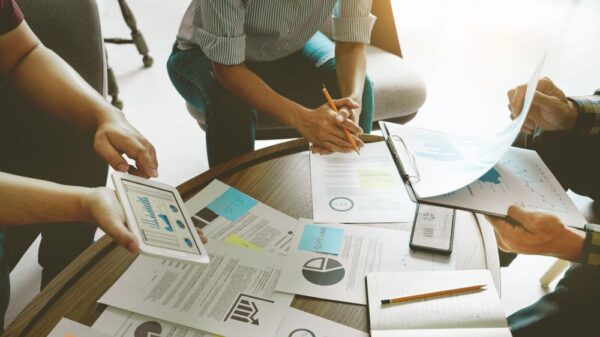 æè³å
ã«ã€ããŠè°è«ããŠããæè³å®¶ãã¡