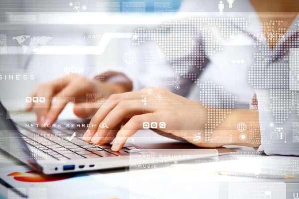 公務員がパソコンで事務作業