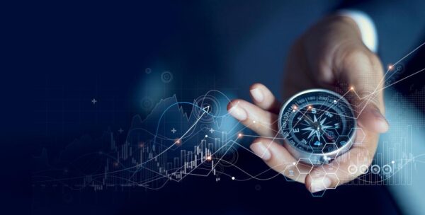 投資の相場を読む男性