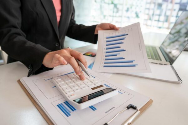 投資するために分析を行う女性