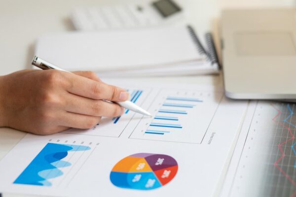 データを分析する女性