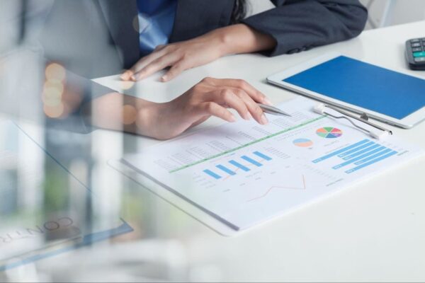 ポートフォリオを分析するトレーダー