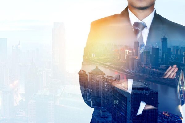 今後の人生について考えるビジネスマン