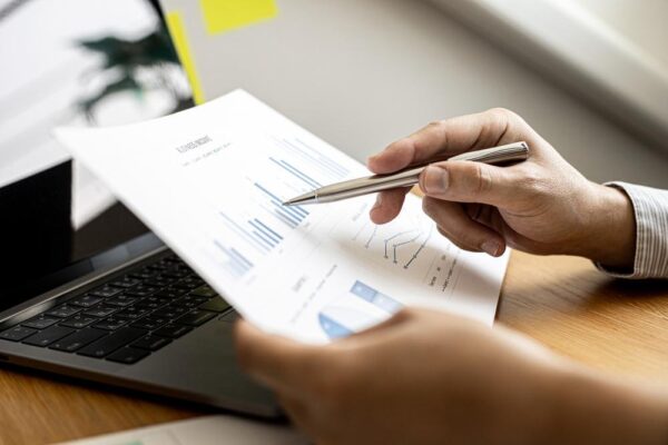 早期リタイアのためにプランを練る人