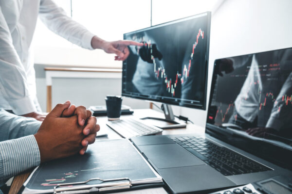 チャートを分析するファンドマネージャー