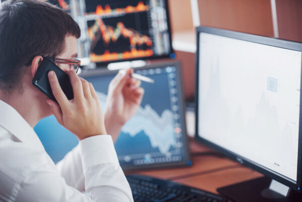 市場の動向を把握するトレーダー