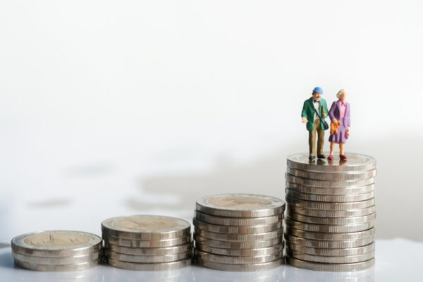 年代によって、必要な資金が推移