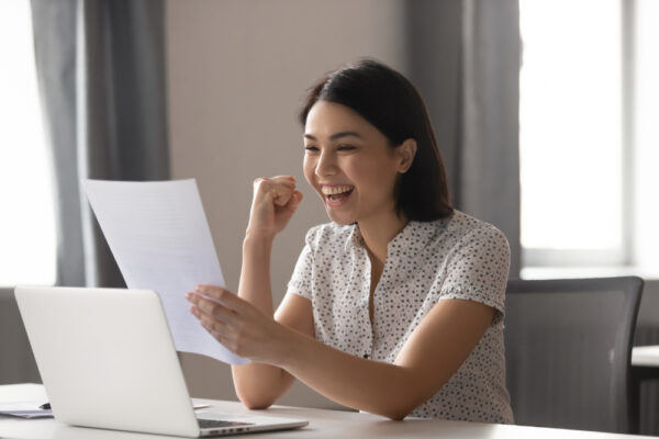 前年より税金を抑えて喜ぶ様子