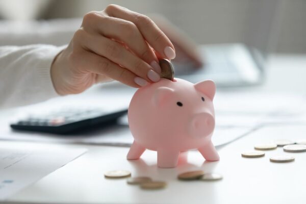 豚の貯金箱にお金を入れる人