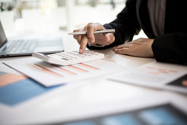 資産運用している男性