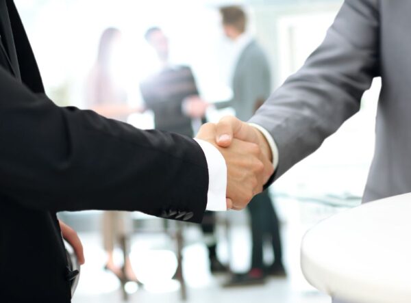 握手するビジネスマン
